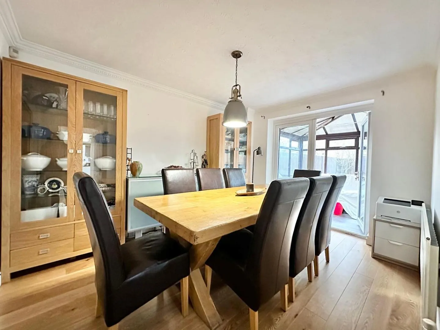 Tranquil Retreat Spacious 4-Bedroom Family Home 리즈